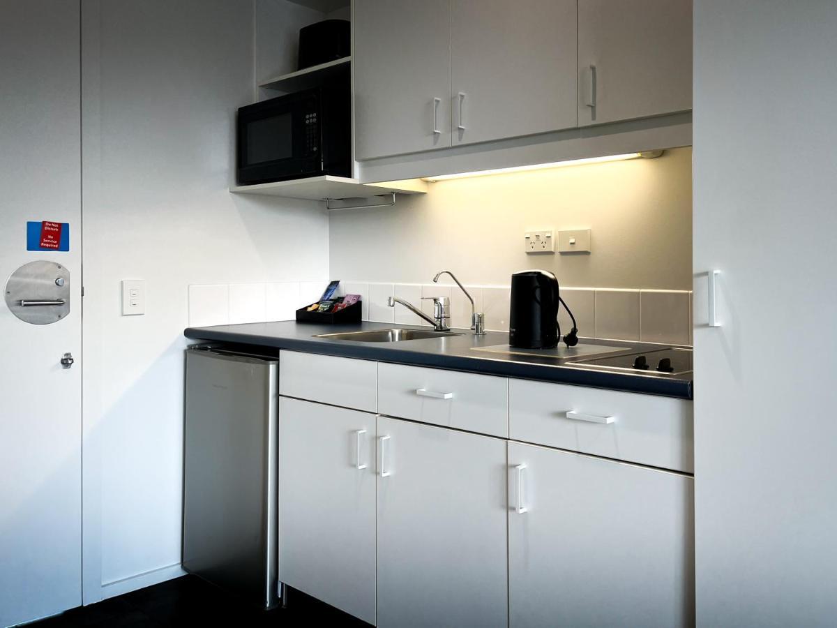 Beaches Nelson Exterior photo A kitchenette in a hotel room