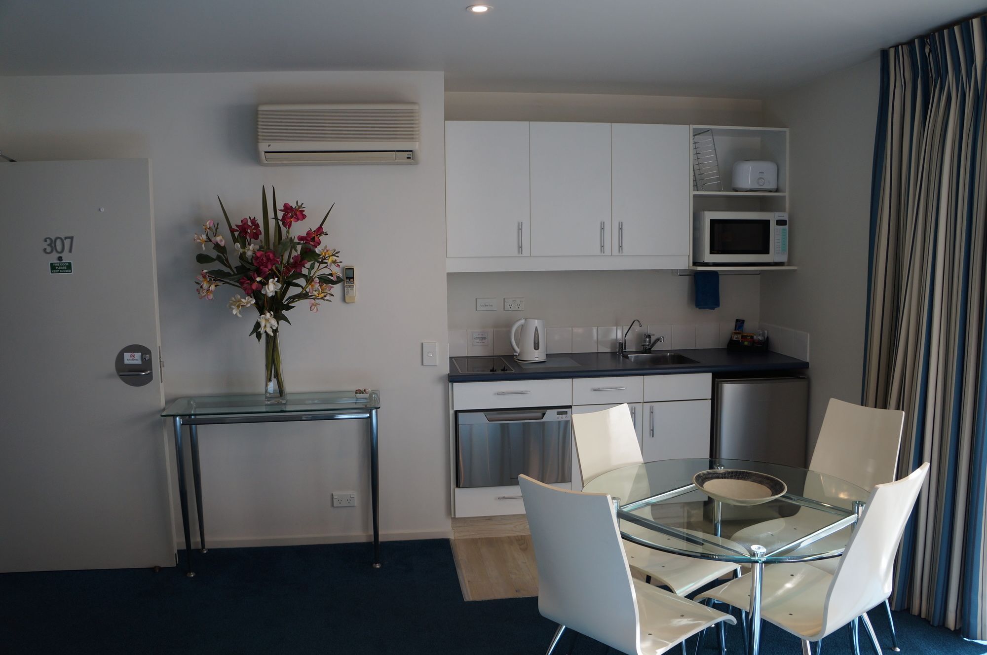 Beaches Nelson Exterior photo A kitchen in a serviced apartment